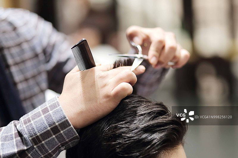 理发师为顾客理发图片素材