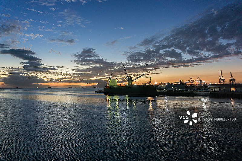 菲律宾马尼拉港口的货船图片素材