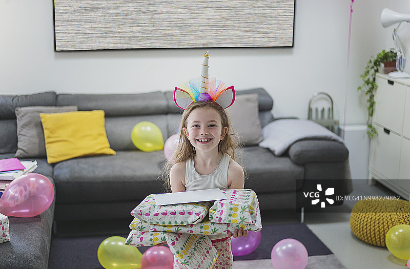 兴奋的年轻女孩拿着生日礼物图片素材