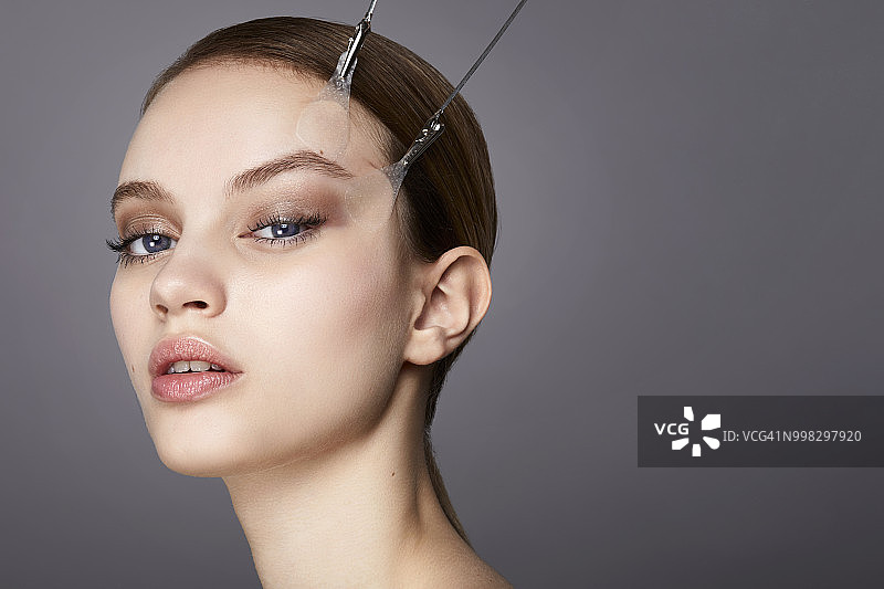 女士的影棚美妆照图片素材