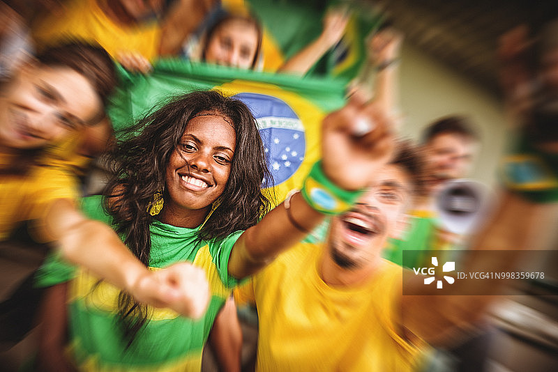 巴西球迷在体育场愉快玩耍图片素材