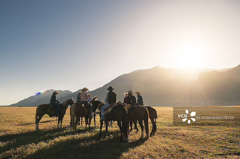 日出时分骑马的人图片素材