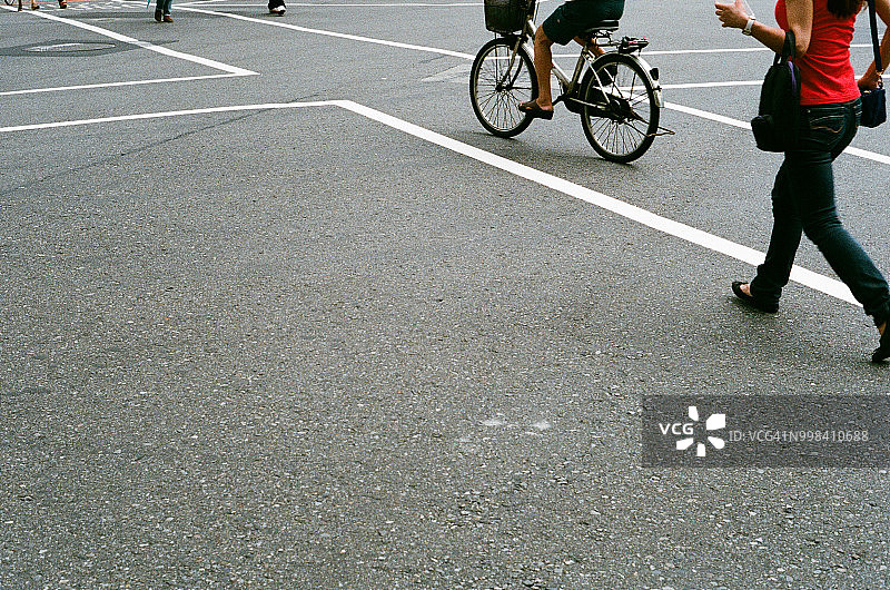 人们在斑马线上过马路图片素材