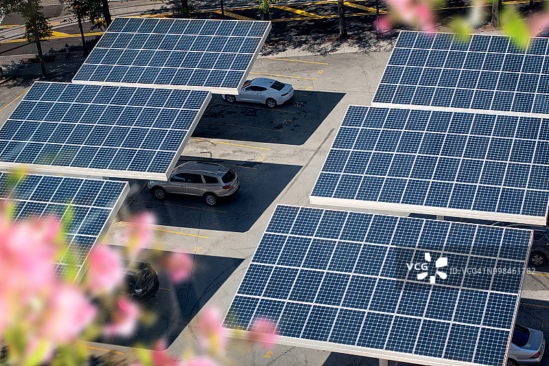 城市公共停车场上的太阳能电池板特写图片素材