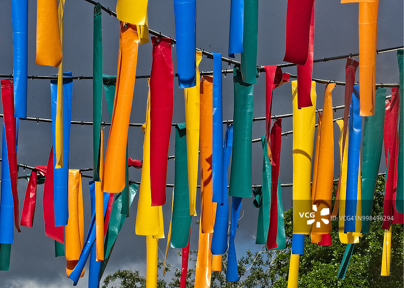 悬挂在架空电线上的彩色丝带为广场增添了节日气氛图片素材