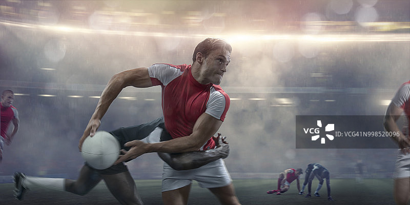 橄榄球比赛中即将传球的橄榄球运动员图片素材