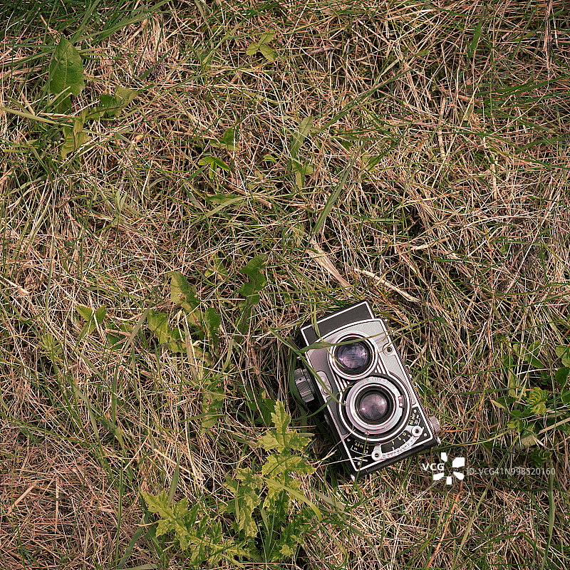 田野中的复古相机图片素材