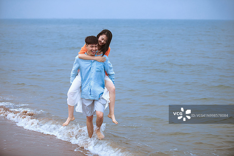 海边情侣场景图片素材