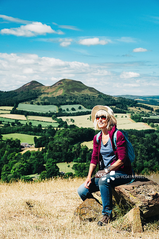 在草地上行走的活力老年妇女图片素材