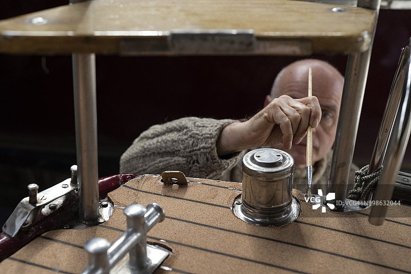 软木甲板上的船只维护与修理图片素材