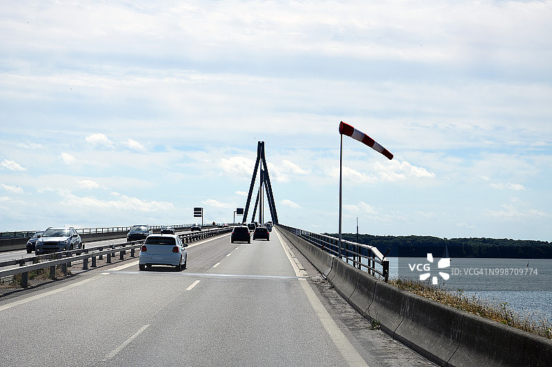 丹麦法尔斯特岛和西兰岛之间的桥梁图片素材