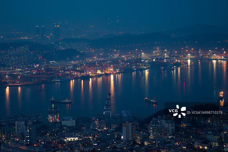 货运集装箱和龙门起重机矗立在港口码头图片素材