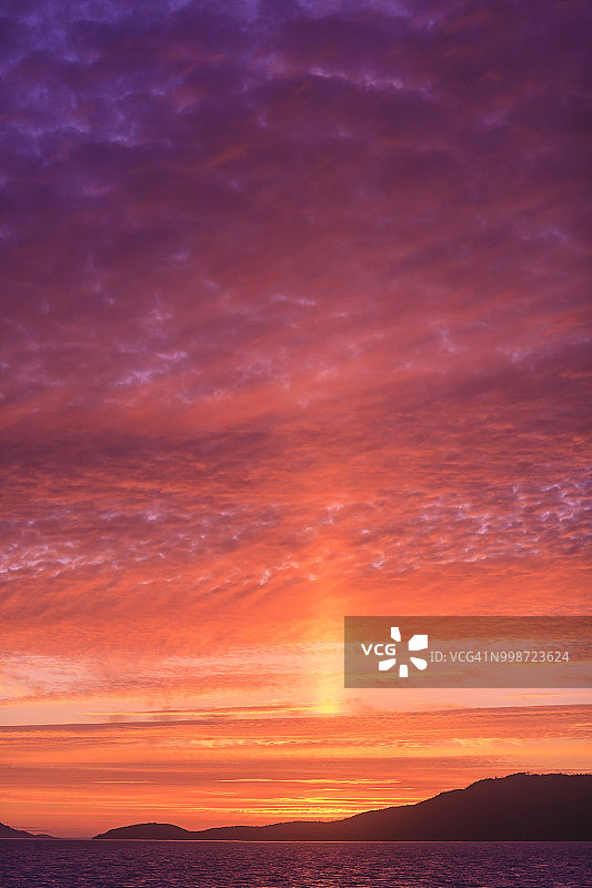 加拿大不列颠哥伦比亚省温哥华岛坎贝尔河北部通道夏季日落图片素材