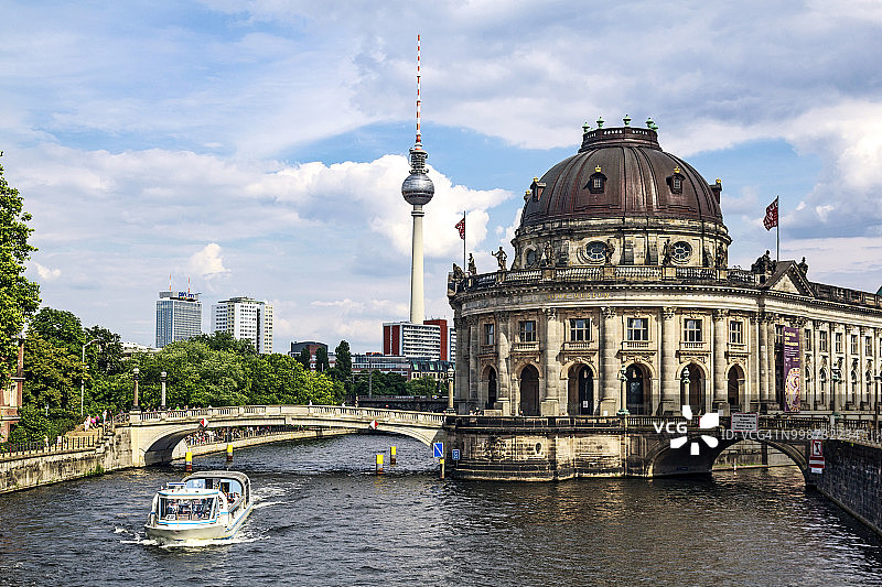 德国柏林博物馆岛和施普雷河上的博德博物馆图片素材