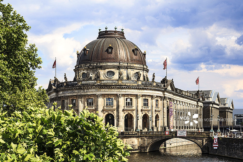 德国柏林博物馆岛和施普雷河上的博德博物馆图片素材