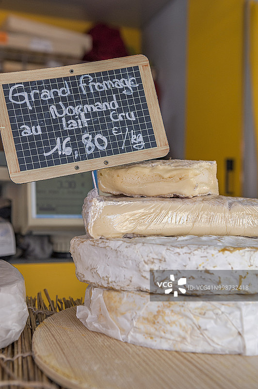 法国诺曼底巴约市场摊位上的新鲜奶酪图片素材