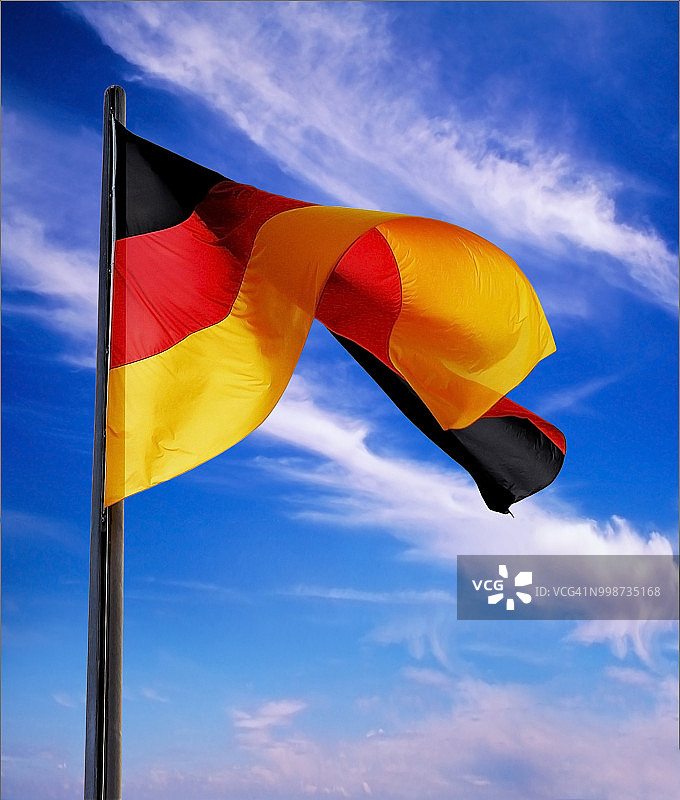 德国国旗在柏林上空飘扬图片素材