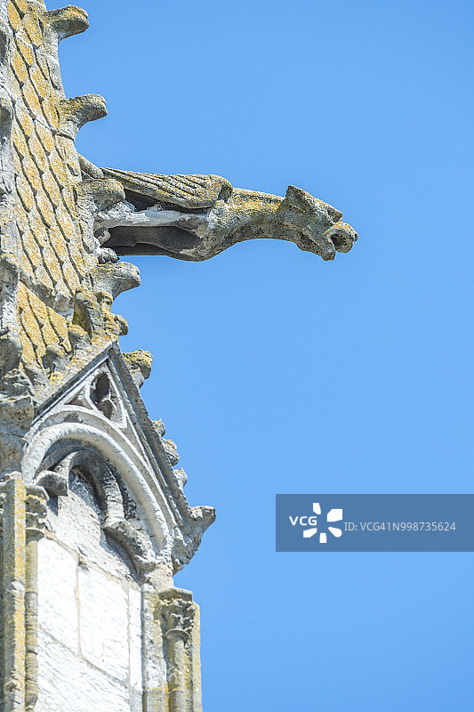 法国诺曼底韦尔农圣母教堂的滴水嘴兽雕塑图片素材