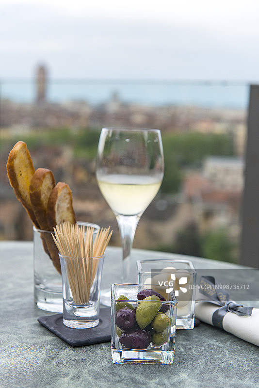 法国里昂的葡萄酒和餐前小点图片素材