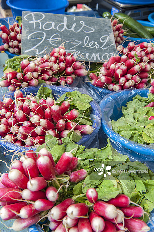 法国维埃纳市场上的小萝卜图片素材
