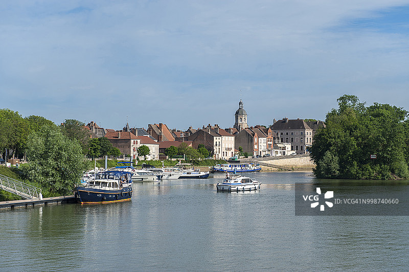 索恩河畔瑟尔的城镇景观，法国勃艮第图片素材