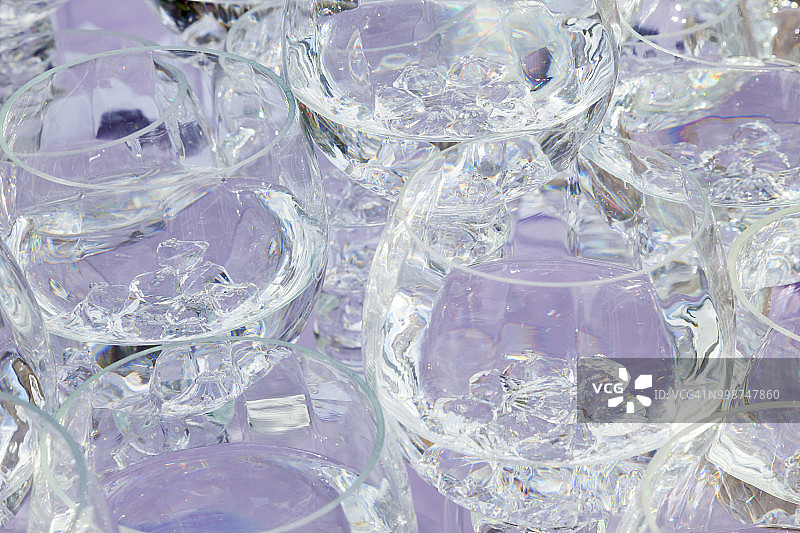 华盛顿州玛丽斯维尔婚礼上堆叠的葡萄酒杯图片素材