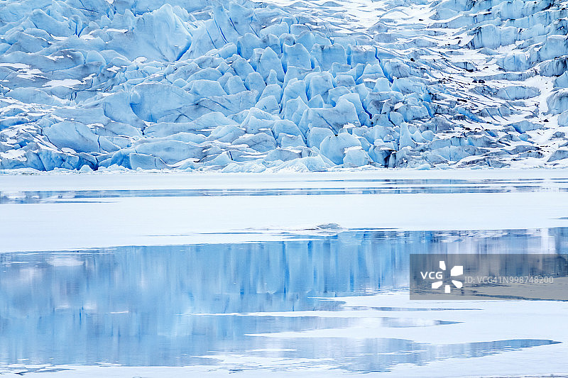 美国阿拉斯加州门登霍尔冰川与结冰的门登霍尔湖交汇处图片素材