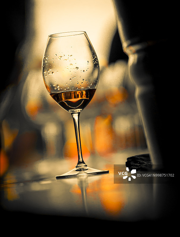 在位于美国华盛顿州西雅图的Kerloo酒窖反射光的酒杯图片素材