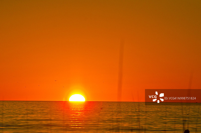 海上的日落，新月海滩，佛罗里达州萨拉索塔，美国图片素材