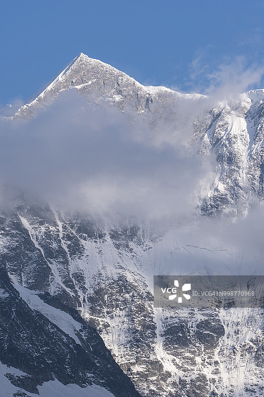 瑞士少女峰地区银角峰山峰下的云彩图片素材
