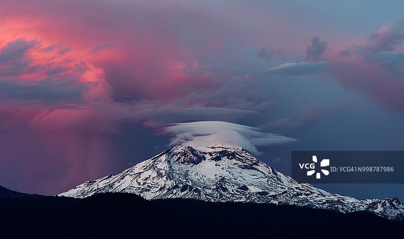 日出时分的三姐妹荒野南姐妹峰，美国俄勒冈州图片素材