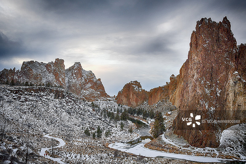 俄勒冈州史密斯岩州立公园冬季的弯曲河流和火山凝灰岩地貌图片素材