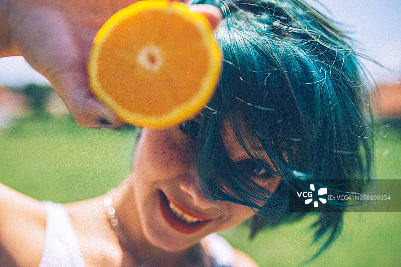 绿头发和橙色头发的女孩图片素材