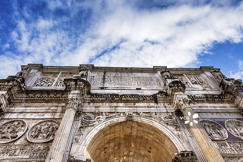 意大利罗马君士坦丁凯旋门的仰视视角图片素材