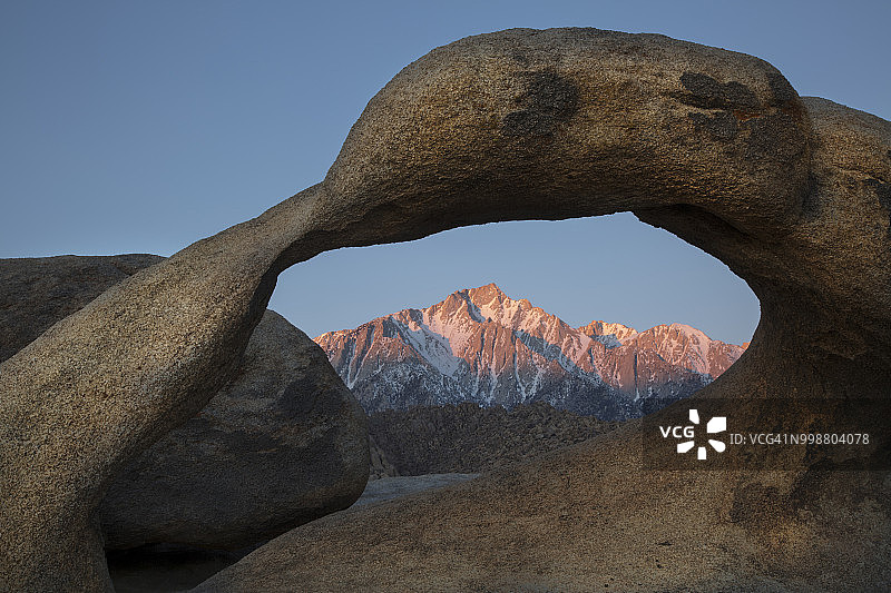 莫比乌斯拱门框住孤松峰日落，阿拉巴马山，加利福尼亚州，美国图片素材