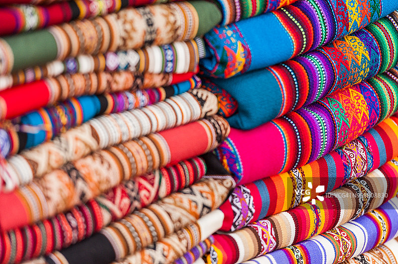 南美市场上的传统图案彩色秘鲁纺织品图片素材