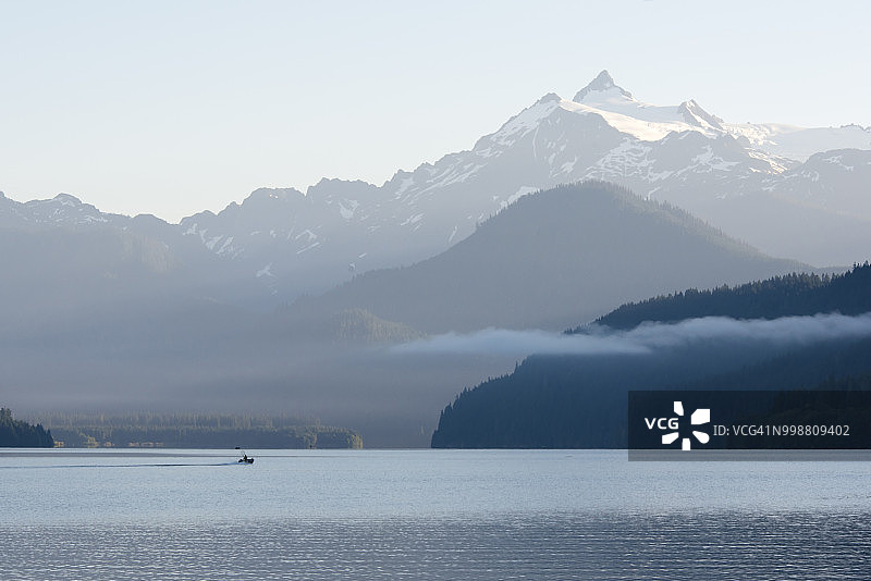 美国华盛顿州舒克桑山方向贝克湖上的渔船图片素材