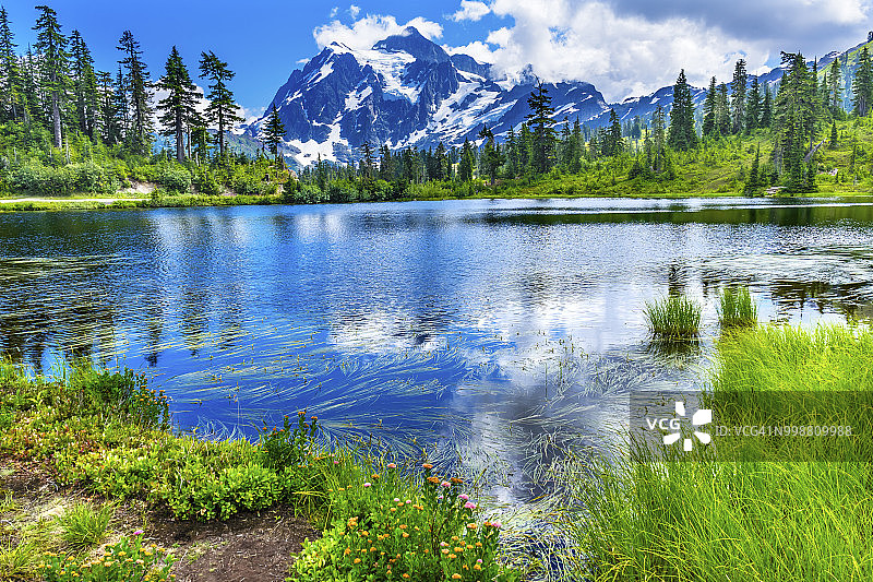 Shuksan山倒映在华盛顿州贝克山公路的Picture湖中，美国图片素材