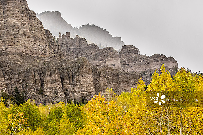 美国科罗拉多州Gunnison国家森林的秋季山林地貌图片素材