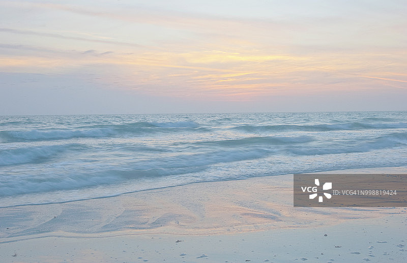 美国佛罗里达州萨拉索塔锡耶塔岛海面的日落倒影图片素材