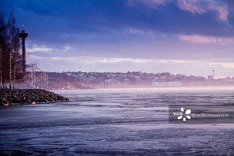 城市雾中湖景图片素材