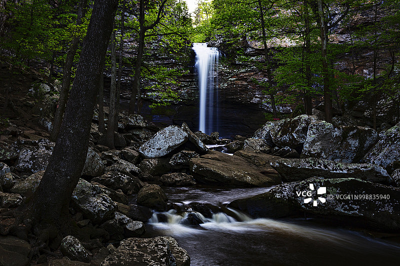 阿肯色州小珍山州立公园的雪松瀑布图片素材