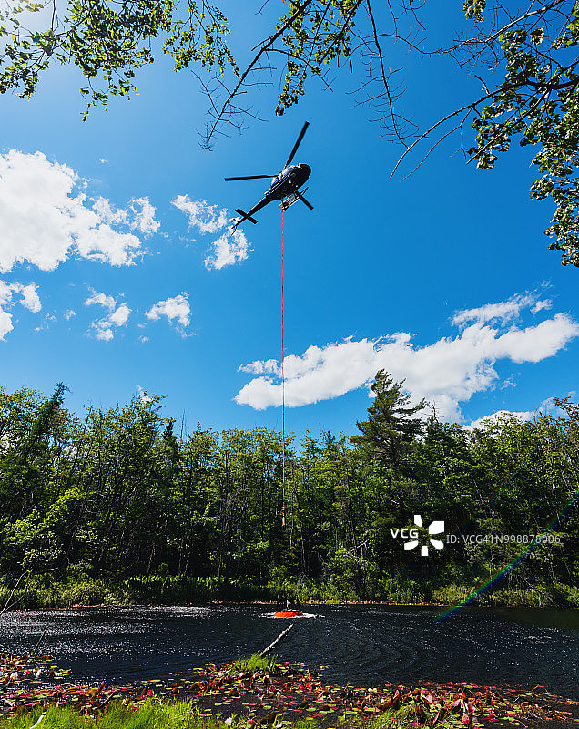 直升机水桶注水图片素材