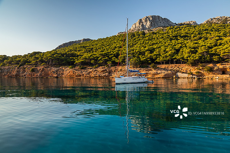 希腊莫尼岛无人岛附近的游艇图片素材