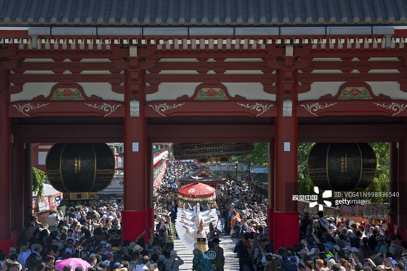 日本东京浅草区，在浅草寺宝藏门举行的三社祭游行图片素材