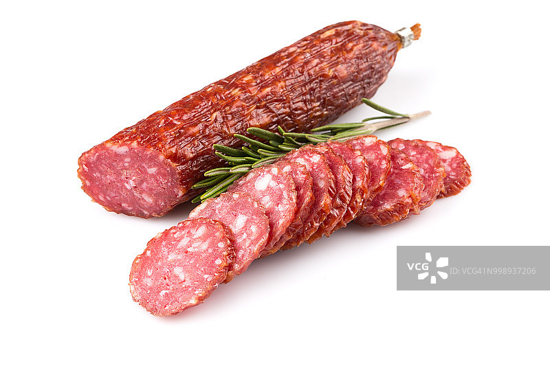白色背景上的萨拉米香肠切片图片素材