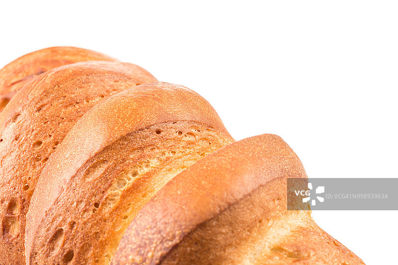 白色背景上的新鲜出炉的传统面包图片素材