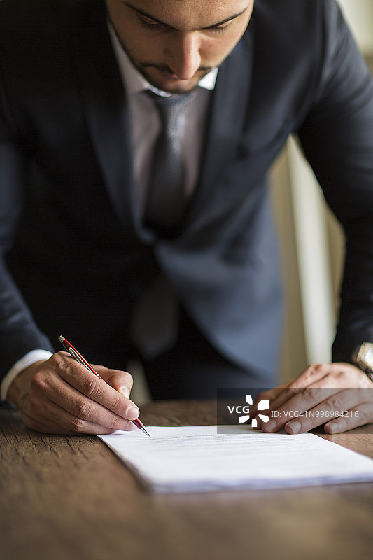 商人签署合同达成交易图片素材