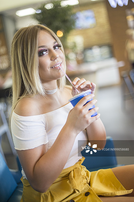 喝果汁的年轻女人图片素材