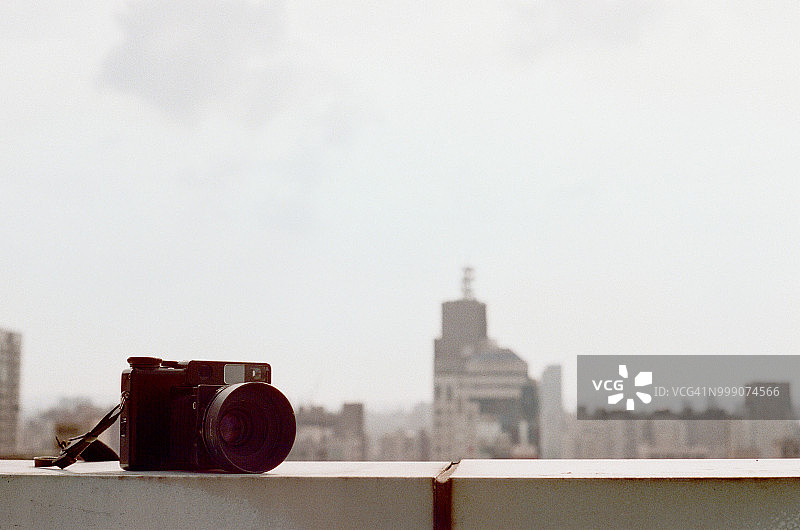 复古中画幅相机与城市景观图片素材